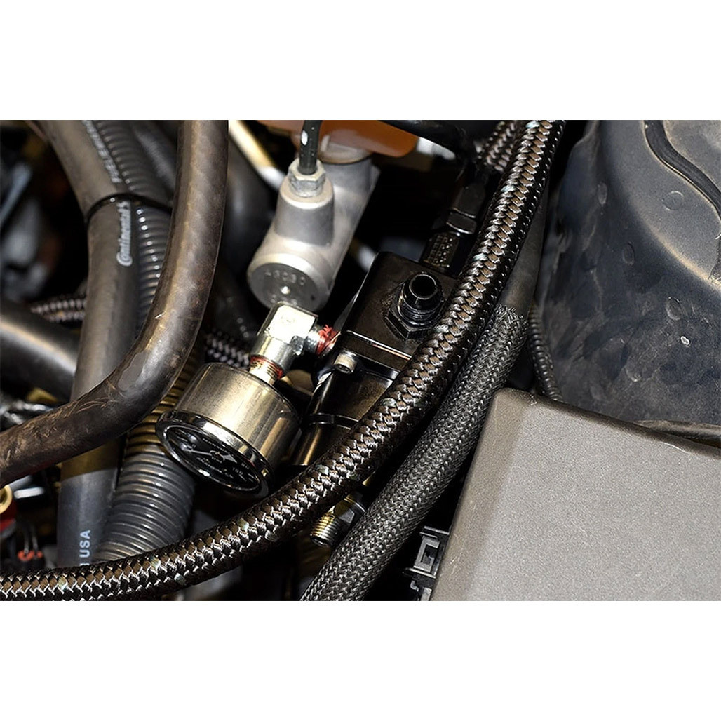 Manómetro de presión de combustible con líquido IAG Performance de 0 a 100 PSI (esfera negra) - Imagen 4
